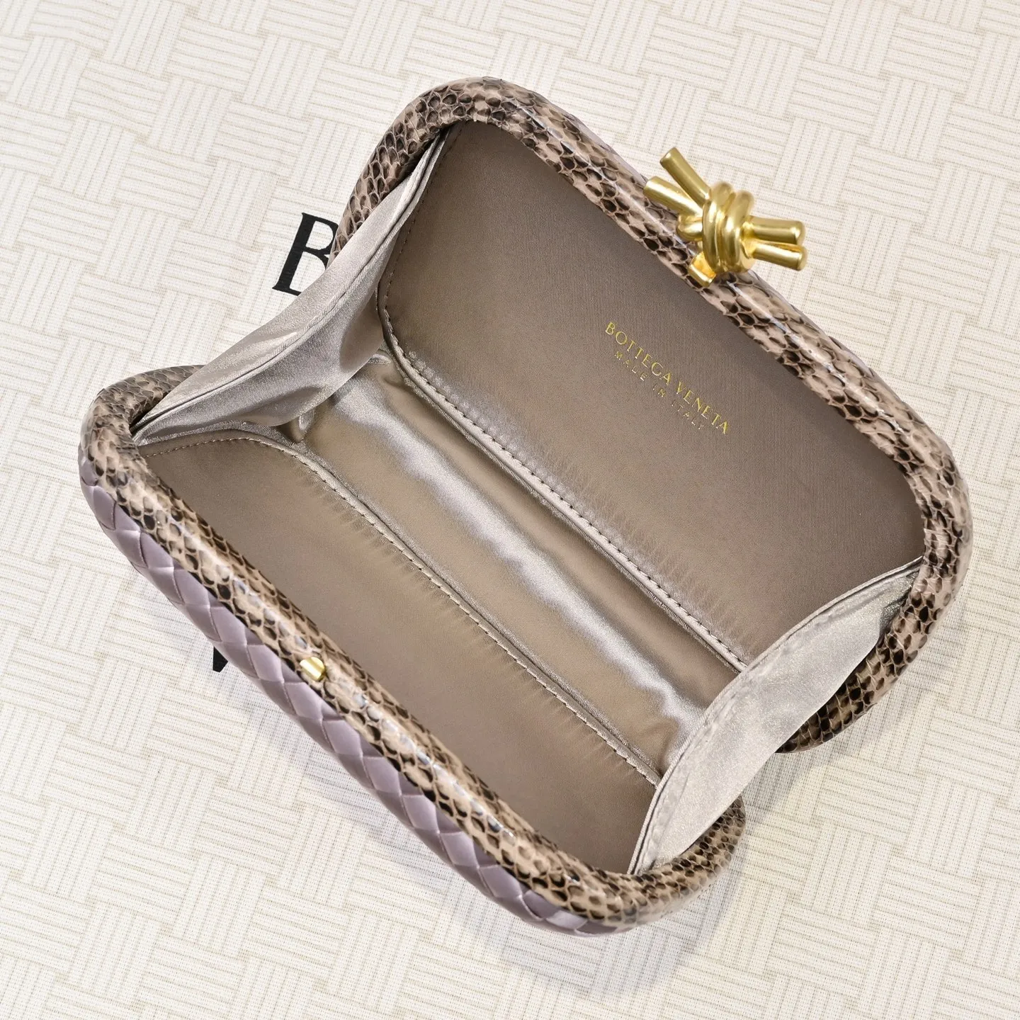 Batch 1460 #BV Knot woven evening bag series ~ Each bag reveals exquisite elegance💫Iconic classic silk weaving➕snake skin trimming with knot buckle, soft and delicate feel. The design is small and exquisite, low-key without logo, elegant and elegant. Paired with evening dress or cheongsam, it has the atmosphere of a famous and wealthy lady. Full of aura and invincible texture💃 Model: 7622 Dimensions: 20x12x5.5